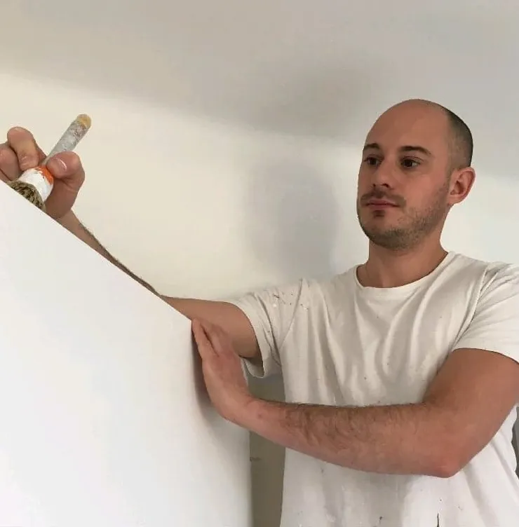 Romain Lemoine, artisan peintre décorateur diplômé intervenant à Toulon, Hyères et dans le Var